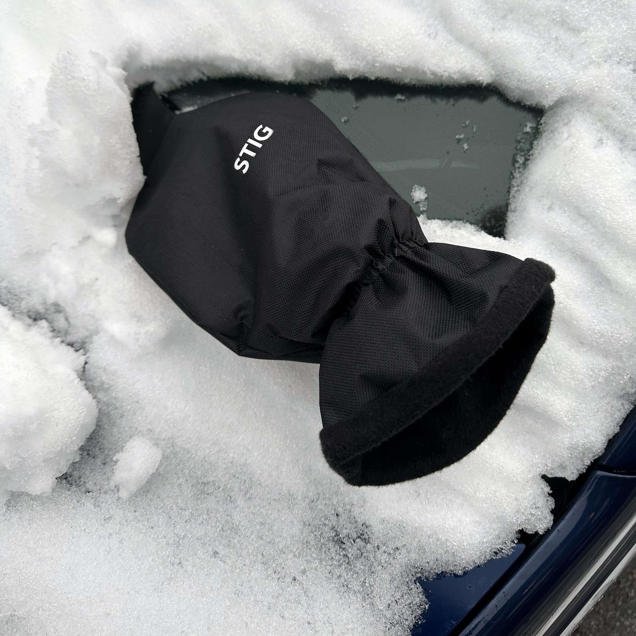Isskrapa i handske med namn