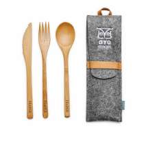Praktiskt bestickset av trä, bestående av kniv, gaffel och sked.
