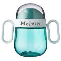 Babymugg med namn. 
Babymuggen har en extra kort drickpip, något som ger en hälsosammare utveckling av både mun och tänder. Den har två öppningar att dricka från, och de stora handtagen gör det lättare för små händer att hålla i muggen. 100% läckagesäker, vätskan kommer bara ut när barnet suger på drickpipen.