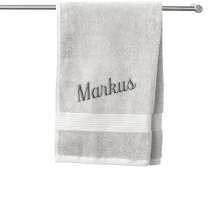 Vår premium gästhandduk med broderat namn är mjuk, elegant och gjord för att hålla. Den lilla detaljen som gör badrummet lite mer personligt.