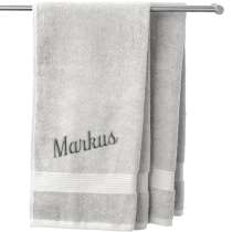 Vår premium handduk med broderat namn är mjuk, elegant och gjord för att hålla. Den lilla detaljen som gör badrummet lite mer personligt.