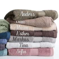 Vår premium badhandduk med broderat namn är mjuk, elegant och gjord för att hålla. Den lilla detaljen som gör badrummet lite mer personligt.