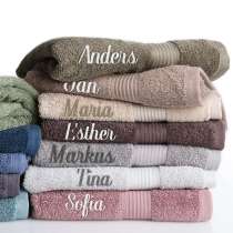 Vår premium badhandduk med broderat namn är mjuk, elegant och gjord för att hålla. Den lilla detaljen som gör badrummet lite mer personligt.