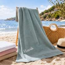 Vår Premium strandhandduk med broderat namn är mjuk, lyxig och gjord för att hålla. Perfekt att ta med till stranden – eller som en extra stor handduk att ha hemma.