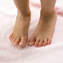 En tjock och god badrumsmatta i 100% bomullsfrotté som passar perfekt till badrummet. Passar även att använda som en skötbordsmatta