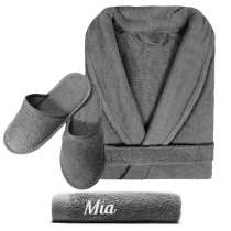 Mjuk och lyxig badrock och en handduk 50x100 cm med broderade initialer eller namn, samt matchande toflor utan brodering