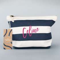 Elegant accessoarväska med maritim design inspirerad av The Hamptons. Personligt anpassad just för dig eller någon du tycker om. Solid 100% slitstark bomullscanvas garanterar dig många års användning.