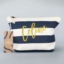 Elegant accessory bag med maritim design inspirerad av The Hamptons. Personalisera den till dig själv eller någon du tycker om. Solid 100% slitstark bomull garanterar flera års användning. Skriv önskat namn i de fyra fina glitterfärgerna!
