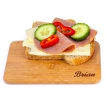 En mat/smörgåsbricka i bambu med lasergraverat namn. Praktisk både som smörgåsbricka till frukost och lunch, samt till smårätter t.ex. ost och kex, tapas och liknande. Eller använd de som bordsunderlägg.

