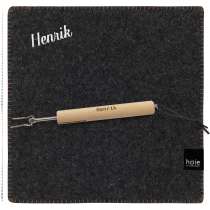 Sittunderlag från Høie i ull, tillsammans med grillpinne. Båda med samma namn.