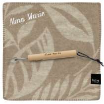 Sittunderlag från Høie i ull, tillsammans med grillpinne. Båda med samma namn.