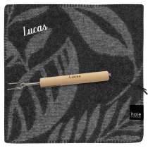 Sittunderlag från Høie i ull, tillsammans med grillpinne. Båda med samma namn.