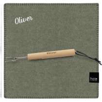 Sittunderlag från Høie i ull, tillsammans med grillpinne. Båda med samma namn.