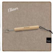 Sittunderlag från Høie i ull, tillsammans med grillpinne. Båda med samma namn.