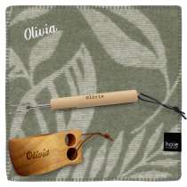 Sittunderlag från Høie i ull, tillsammans med turkopp och grillpinne. Alla tre med samma namn.