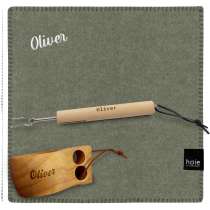 Sittunderlag från Høie i ull, tillsammans med kåsa och grillpinne. Alla tre med samma namn.