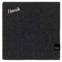 Njut av komfort och värme med Djupedalen-sittunderlagen, tillverkade av ull av hög kvalitet.

Med fokus på både funktionalitet och estetik erbjuder de den perfekta kombinationen av komfort och stil.

De naturliga ullfibrerna ger en mjuk och behaglig yta att sitta på, samtidigt som de isolerar värme – perfekt för alla tillfällen.