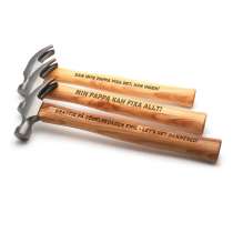 Personlig och unik hammare. Med gravyr på handtaget är det en helt unik gåva till snickaren, till farsdag, eller till den händige mannen eller kvinnan som tror att de redan har allt. 