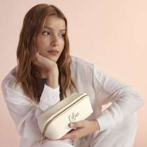 Perfekt för att bära dina vardagliga nödvändigheter. Öppna dragkedjefickan för att få tillgång till ett utrymme för smink, smycken och småsaker. Tillverkad av hållbart, lyxigt saffiano PU-läder med möjlighet till personlig brodering. Perfekt för stilmedvetna personer och resenärer. Storlek: 21x8x8 cm.