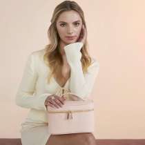 "Milea Vanity Case" är ett stilrent smyckeskrin eller sminkväska. Du kan säkert hitta fler lysande användningsområden för denna användbara väska. Huvudfack med dragkedja. Gjord i läderimitation, med mjukt foder och flera invändiga fickor/avdelare. Dekorativt blixtlås i blank guldfärgad metall.