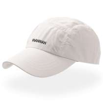 5-panel keps med böjd skärm med namnet broderat i front.<!-- och/eller på sidan. Välj mellan en stor brodyr eller en mindre nere till vänster i fronten.--> Eller varför inte ett smeknamn.<!-- fram och namnet diskret på sidan?

<section class="brodering-valg-wrapper"><p>Välj brodyr här:</p><div class="inner-wrapper">
<div class="active"><a href="/rainy-keps"><img src="https://www.nameon.se/media/wysiwyg/caps/caps-tegning-liten-se.png"><p>Liten ton-i-ton brodyr</p></a></div>
<div class="not-active"><a href="/rainy-keps-12991"><img src="https://www.nameon.se/media/wysiwyg/caps/caps-tegning-stor-se.png"><p>Stor ton-i-ton brodyr</p></a></div>
<div class="not-active"><a href="/rainy-keps-med-vit-brodyr"><img src="https://www.nameon.se/media/wysiwyg/caps/caps-tegning-liten-se.png"><p>Liten vit brodyr</p></a></div>
<div class="not-active"><a href="/rainy-keps-med-stor-vit-brodyr"><img src="https://www.nameon.se/media/wysiwyg/caps/caps-tegning-stor-se.png"><p>Stor vit brodyr</p></a></div>
</div>
</section>
<p>Vi broderar kepsarna i ton-i-ton (dvs. samma färg på tråden som på kepsen) eller med vit tråd. Välj initialer eller namn, på fronten eller på sidan. Se förhandsvisningen under brodyrfältet.</p>-->
