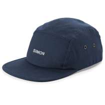 5-panel camp keps med namnet broderat i front.<!-- och/eller på sidan. Välj mellan en stor brodyr eller en mindre nere till vänster i fronten.--> Eller varför inte ett smeknamn.<!-- fram och namnet diskret på sidan?

<section class="brodering-valg-wrapper"><p>Välj brodyr här:</p><div class="inner-wrapper">
<div class="active"><a href="/5-panel-camp-keps"><img src="https://www.nameon.se/media/wysiwyg/caps/caps-tegning-liten-se.png"><p>Liten ton-i-ton brodyr</p></a></div>
<div class="not-active"><a href="/5-panel-camp-keps-12975"><img src="https://www.nameon.se/media/wysiwyg/caps/caps-tegning-stor-se.png"><p>Stor ton-i-ton brodyr</p></a></div>
<div class="not-active"><a href="/5-panel-camp-keps-med-vit-brodyr"><img src="https://www.nameon.se/media/wysiwyg/caps/caps-tegning-liten-se.png"><p>Liten vit brodyr</p></a></div>
<div class="not-active"><a href="/5-panel-camp-keps-med-stor-vit-brodyr"><img src="https://www.nameon.se/media/wysiwyg/caps/caps-tegning-stor-se.png"><p>Stor vit brodyr</p></a></div>
</div>
</section>
<p>Vi broderar kepsarna i ton-i-ton (dvs. samma färg på tråden som på kepsen) eller med vit tråd. Välj initialer eller namn, på fronten eller på sidan. Se förhandsvisningen under brodyrfältet.</p>-->