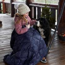 Lev livet ute som inne, och njut glädjen av värmande dun.
Alla dunets egenskaper komprimerat. Perfekt inne, ute, till båten, stugan, vid bålpannan, i hängmattan, på festival eller efter morgonbadet. Sommar som vinter, till barn och vuxna.