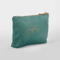 Velvet Accessory Bag Small – En lyxig accessoarväska tillverkad av mjuk sammet, perfekt för att bära smycken, kosmetika eller andra småsaker. Den finns tillgänglig för personlig brodyr med namn eller initialer, vilket gör den till en elegant och personlig present.