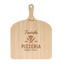 Pizzaspade med motiv och med din egen text lasergraverad på spaden. Till dig själv, eller som en fin och unik gåva till en som uppskattar det där lilla extra i vardagen.

Välj motiv här:
<div class="motif-wrapper"><div><a href="/pizzaspade-41x30-cm-med-namn"><img src="https://www.nameon.se/media/wysiwyg/gravering/pizza/thumbnails/pizzaspade41x30cm/pizzaspade41x30cm-med-navn-se.png"></a></div><!--<div><a href="/pizzaspade-41x30-cm-med-pizzamotiv"><img src="https://www.nameon.se/media/wysiwyg/gravering/pizza/thumbnails/pizzaspade41x30cm/pizzaspade41x30cm-med-pizzamotiv.png"></a></div>--><div><a href="/pizzaspade-41x30-cm-med-pizzamotiv-2"><img src="https://www.nameon.se/media/wysiwyg/gravering/pizza/thumbnails/pizzaspade41x30cm/pizzaspade41x30cm-med-pizzamotiv-2.png"></a></div><div><a href="/pizzaspade-41x30-cm-med-pizzatext"><img src="https://www.nameon.se/media/wysiwyg/gravering/pizza/thumbnails/pizzaspade41x30cm/pizzaspade41x30cm-med-pizzatekst.png"></a></div><div><a href="/pizzaspade-41x30-cm-med-pizzatext-och-motiv"><img src="https://www.nameon.se/media/wysiwyg/gravering/pizza/thumbnails/pizzaspade41x30cm/pizzaspade41x30cm-med-pizzatekst-og-motiv.png"></a></div><div><a href="/pizzaspade-41x30-cm-med-pappamotiv"><img src="https://www.nameon.se/media/wysiwyg/gravering/pizza/thumbnails/pizzaspade41x30cm/pizzaspade41x30cm-med-pappamotiv.png"></a></div><div><a href="/pizzaspade-41x30-cm-med-bladmotiv"><img src="https://www.nameon.se/media/wysiwyg/gravering/pizza/thumbnails/pizzaspade41x30cm/pizzaspade41x30cm-med-bladmotiv.png"></a></div></div>