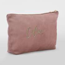 Velvet Accessory Bag Small – En lyxig accessoarväska tillverkad av mjuk sammet, perfekt för att bära smycken, kosmetika eller andra småsaker. Den finns tillgänglig för personlig brodyr med namn eller initialer, vilket gör den till en elegant och personlig present.