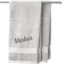 Vår premium handduk med broderat namn är mjuk, elegant och gjord för att hålla. Den lilla detaljen som gör badrummet lite mer personligt.