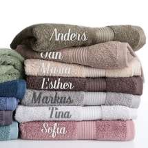 Vår premium badhandduk med broderat namn är mjuk, elegant och gjord för att hålla. Den lilla detaljen som gör badrummet lite mer personligt.