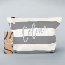 Elegant accessory bag med maritim design inspirerad av The Hamptons. Personalisera den till dig själv eller någon du tycker om. Solid 100% slitstark bomull garanterar flera års användning. Skriv önskat namn i de fyra fina glitterfärgerna!

