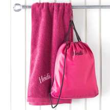 Ett ännu finare träningspaket med vår nya premium gympapåse och Pure exclusive badhandduk!

Ge bort det lyxiga sportpaketet med gympapåse i premiumdesign och handduken i underbart härlig frotté. Med samma namn på båda är du säker på att barnen tar med sig båda hem.