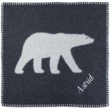 Njut av komfort och värme med Tinde sittunderlag, tillverkade av 100% högkvalitativ tovad ull.

Med fokus på både funktionalitet och estetik erbjuder de den perfekta kombinationen av komfort och stil.

De naturliga ullfiberna ger en mjuk och bekväm yta att sitta på samtidigt som de isolerar värmen, perfekta för alla tillfällen.