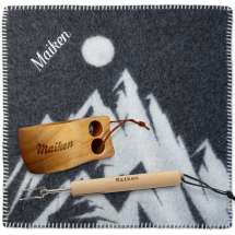 Sittunderlag från Tinde i 100% tovad ull, tillsammans med kåsa och grillpinne. Alla tre med samma namn.