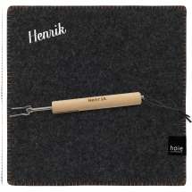 Sittunderlag från Høie i ull, tillsammans med grillpinne. Båda med samma namn.