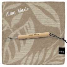 Sittunderlag från Høie i ull, tillsammans med grillpinne. Båda med samma namn.