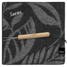 Sittunderlag från Høie i ull, tillsammans med grillpinne. Båda med samma namn.