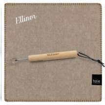 Sittunderlag från Høie i ull, tillsammans med grillpinne. Båda med samma namn.