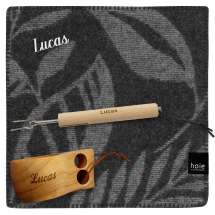 Sittunderlag från Høie i ull, tillsammans med turkopp och grillpinne. Alla tre med samma namn.