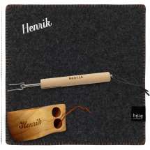 Sittunderlag från Høie i ull, tillsammans med turkopp och grillpinne. Alla tre med samma namn.