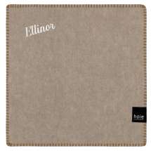 Njut av komfort och värme med Djupedalen-sittunderlagen, tillverkade av ull av hög kvalitet.

Med fokus på både funktionalitet och estetik erbjuder de den perfekta kombinationen av komfort och stil.

De naturliga ullfibrerna ger en mjuk och behaglig yta att sitta på, samtidigt som de isolerar värme – perfekt för alla tillfällen.