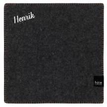 Njut av komfort och värme med Djupedalen-sittunderlagen, tillverkade av ull av hög kvalitet.

Med fokus på både funktionalitet och estetik erbjuder de den perfekta kombinationen av komfort och stil.

De naturliga ullfibrerna ger en mjuk och behaglig yta att sitta på, samtidigt som de isolerar värme – perfekt för alla tillfällen.