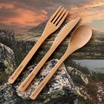 <p>Besticken du vil ha med på nästa utflykt!</p>
<p>Praktiska bestick av bambu bestående av kniv, gaffel och sked. Levereras i ett fint etui av filtmaterial. Med graverat namn på alla tre delar är detta den perfekta gåvan till alla som älskar att ta korta eller långa utflykter i vår egen vackra natur!</p>