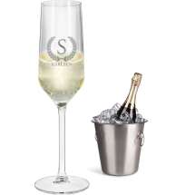 Fint champagneglas med graverad initial / namn, perfekt både till bröllop och fest.
