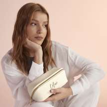 Perfekt för att bära dina vardagliga nödvändigheter. Öppna dragkedjefickan för att få tillgång till ett utrymme för smink, smycken och småsaker. Tillverkad av hållbart, lyxigt saffiano PU-läder med möjlighet till personlig brodering. Perfekt för stilmedvetna personer och resenärer. Storlek: 21x8x8 cm.