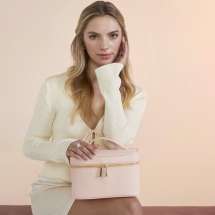 "Milea Vanity Case" är ett stilrent smyckeskrin eller sminkväska. Du kan säkert hitta fler lysande användningsområden för denna användbara väska. Huvudfack med dragkedja. Gjord i läderimitation, med mjukt foder och flera invändiga fickor/avdelare. Dekorativt blixtlås i blank guldfärgad metall.