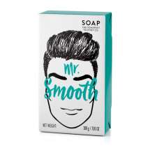 "A masculine fragranced Soap bar for your dirty man."<br/><br/>
Mr Smooth tvålen innehåller sheasmör för att ta vara på hårt arbetande hud. Upptäck den friska, kryddiga och maskulina doften av svart peppar och ingefära.<br/><br/>