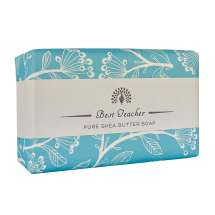 <p>Ge bort en vacker tvål med ett budskap till din favoritlärare, från The English Soap Company. Förpackad i ett vackert papper med vintage design och en trevlig hälsning.</p>
<p>Tvålen har en utsökt doft rik på blomstrande jasmin och mysk. Eleganta övre noter av vilda jordgubbar, apelsinblomster och kiwi.</p>